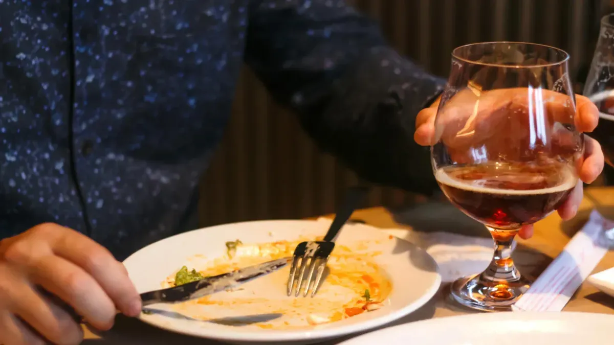 A diagram showing blood sugar spikes after meals and their potential link to Alzheimer's disease.