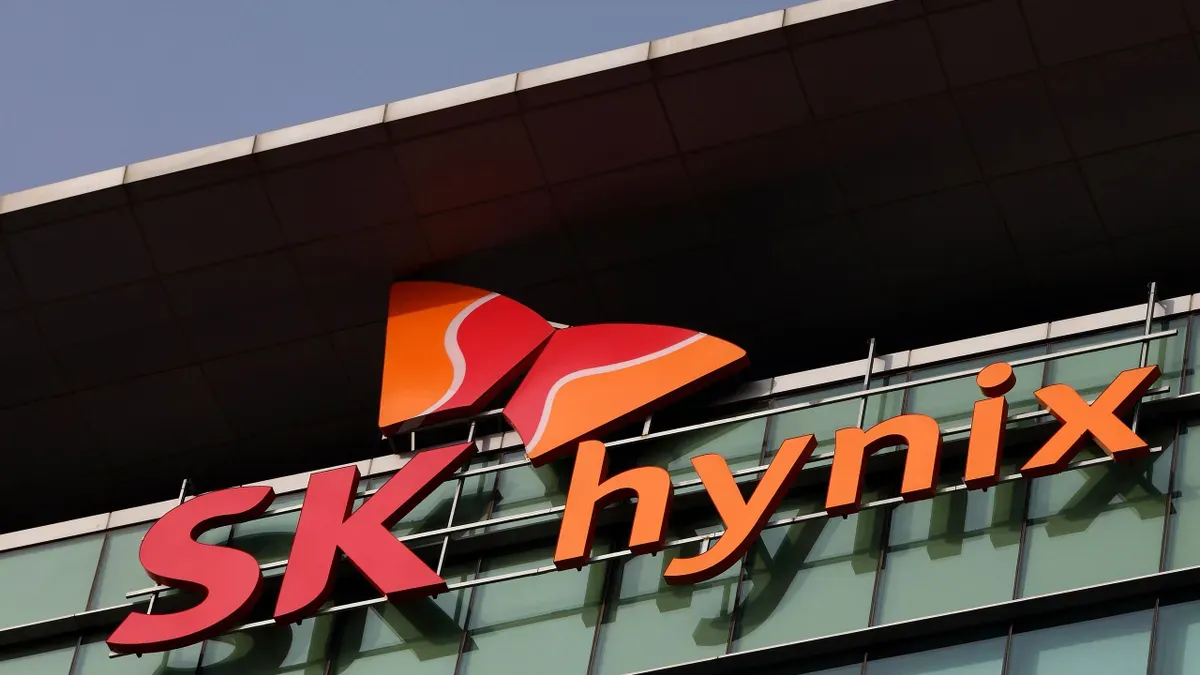 SK Hynix's split-cell NAND technology diagram showing voltage level reduction