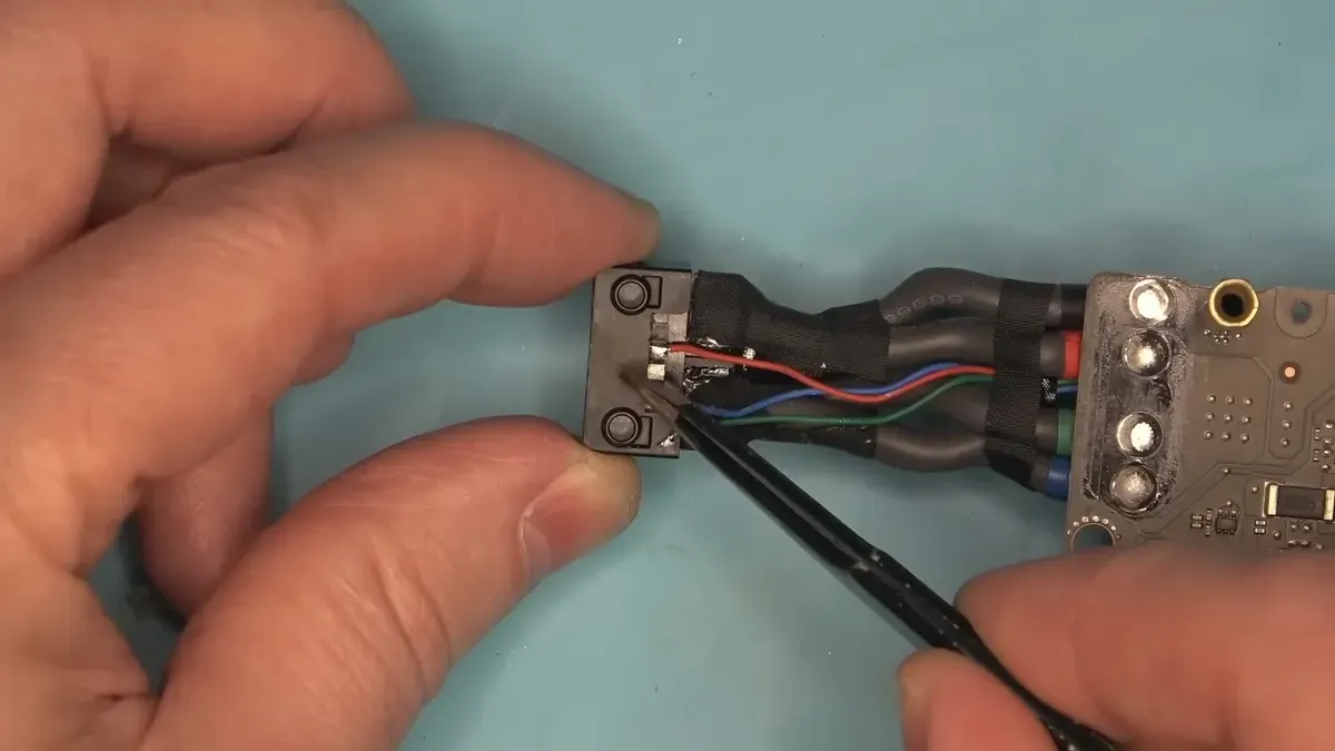 H200 GPU with 16-pin connector highlighted