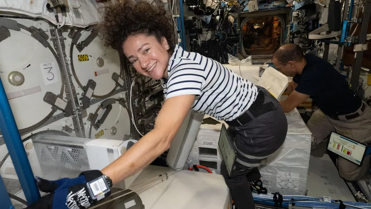 SpaceX Dragon capsule returning to Earth with research cargo