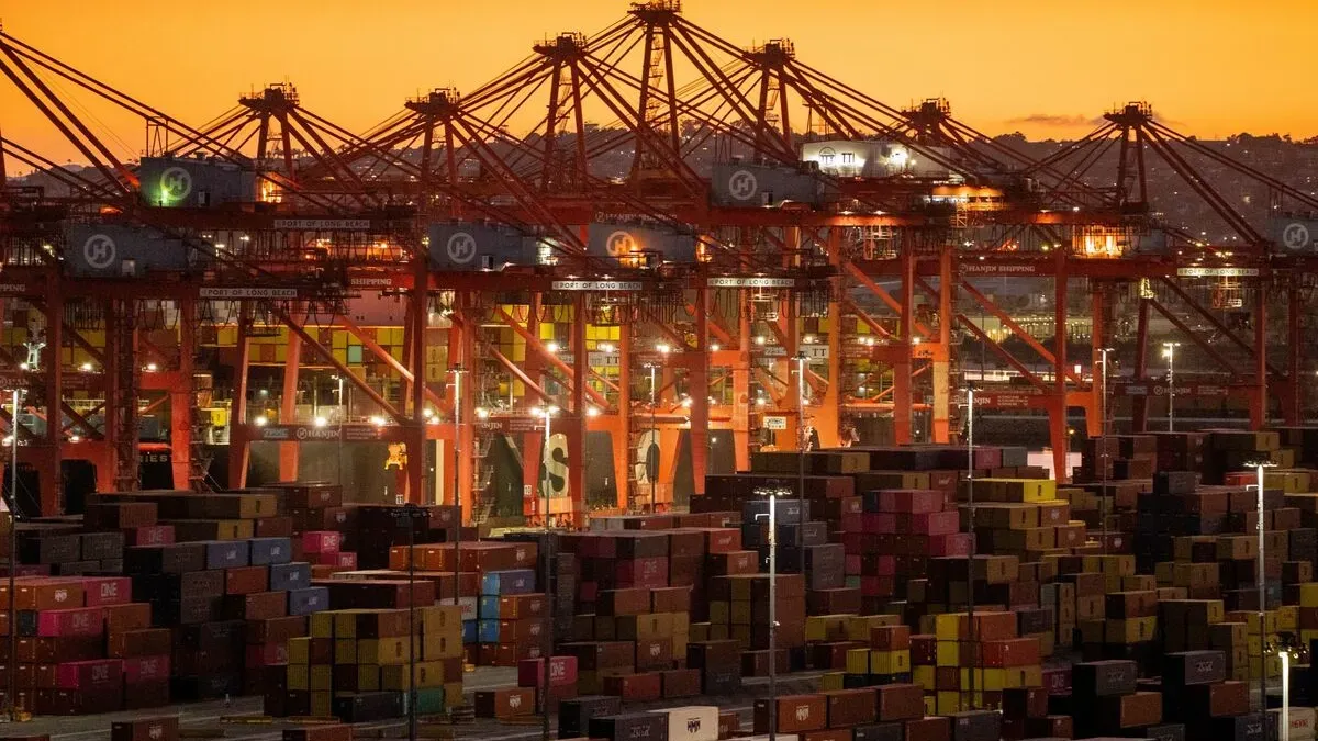 Graph showing S&P 500 and USD price movements amid Trump tariff announcements